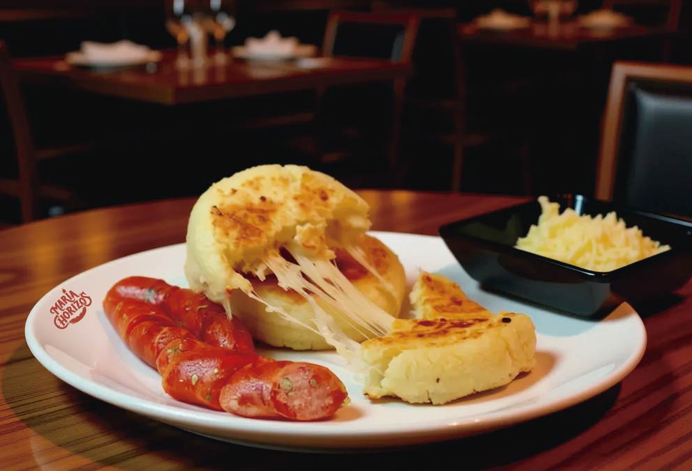 Chorizo con arepa de peto con queso